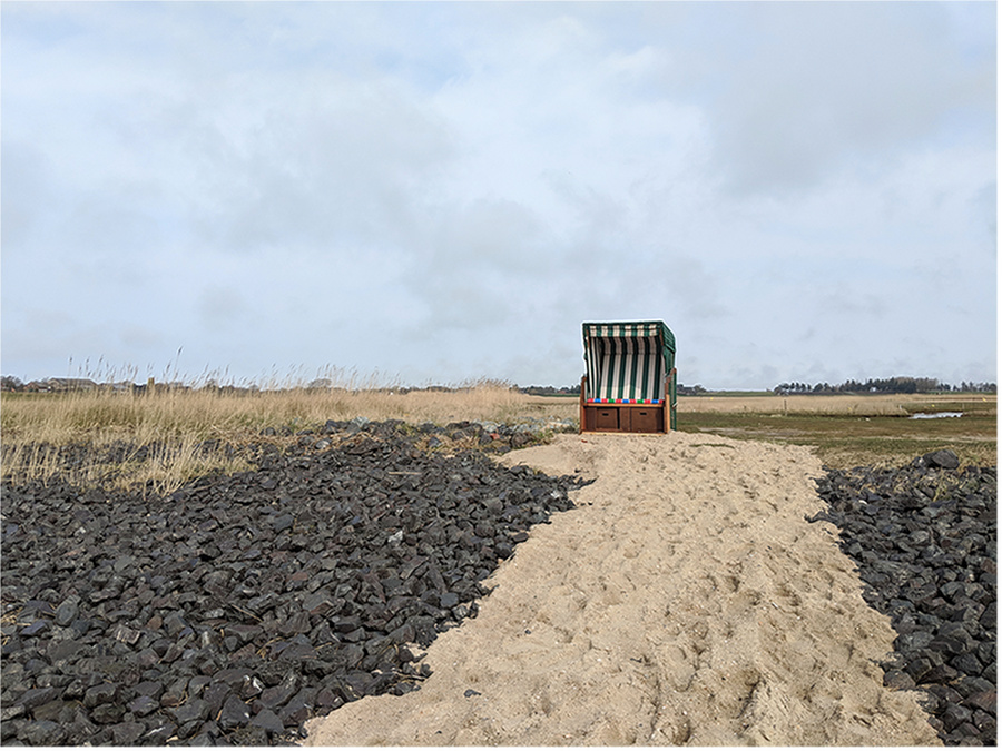 Einsamer Strandkorb