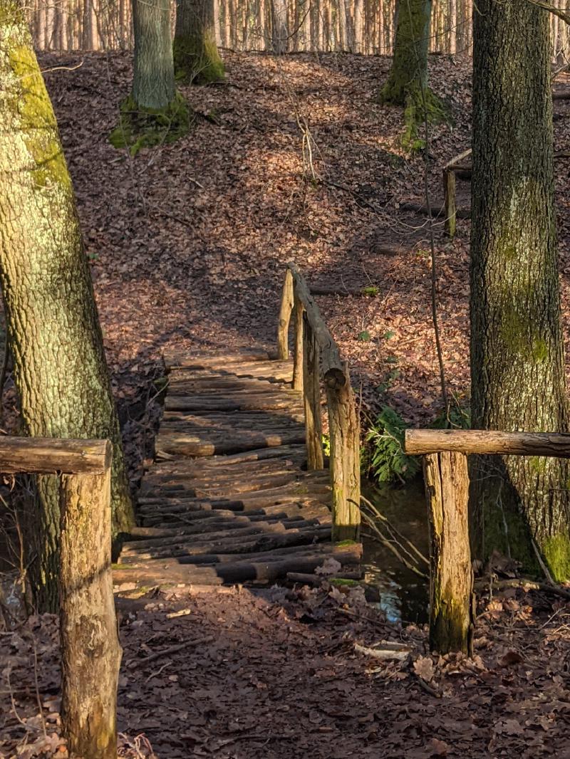 Klapprige Holzbrücke